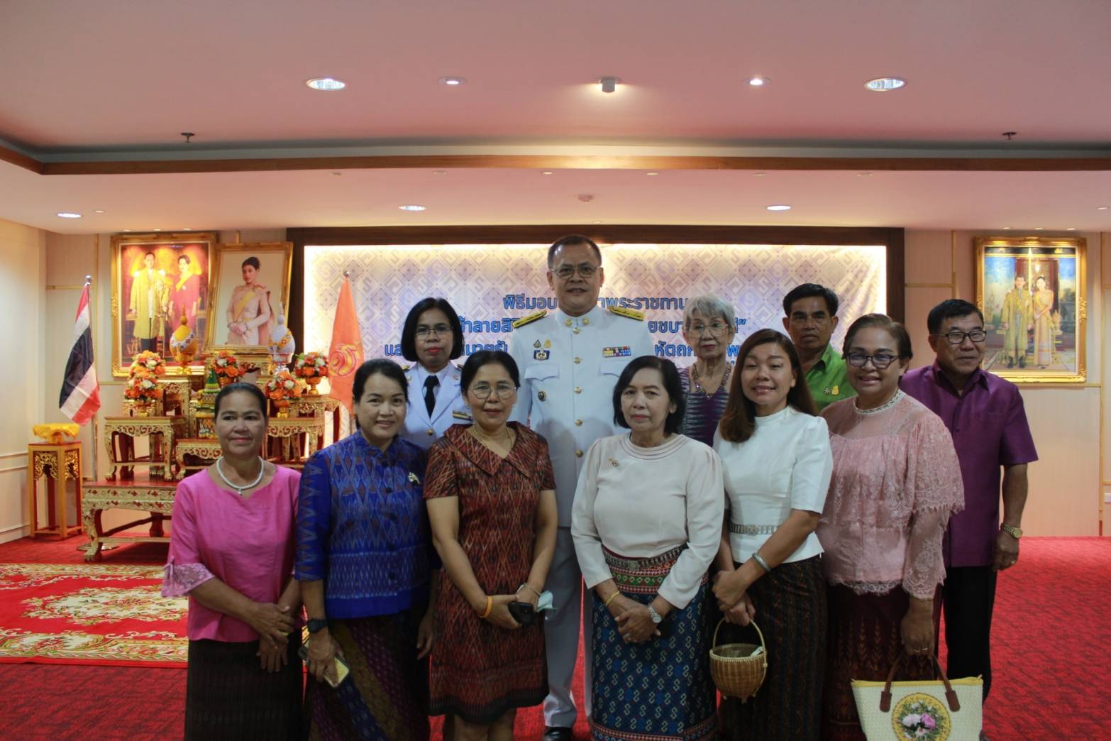 ผู้ว่าราชการจังหวัดปราจีนบุรี จัดพิธีมอบแบบลายผ้าพระราชทาน “ผ้าลายสิริวชิราภรณ์” ให้กับช่างทอผ้าทุกกลุ่ม ทุกเทคนิค เพื่อพัฒนาคุณภาพชีวิตประชาชนอย่างยั่งยืน