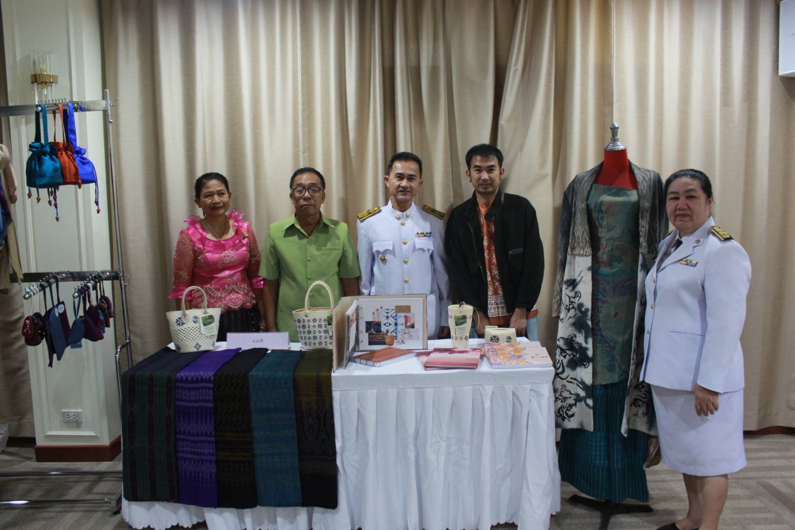 ผู้ว่าราชการจังหวัดปราจีนบุรี จัดพิธีมอบแบบลายผ้าพระราชทาน “ผ้าลายสิริวชิราภรณ์” ให้กับช่างทอผ้าทุกกลุ่ม ทุกเทคนิค เพื่อพัฒนาคุณภาพชีวิตประชาชนอย่างยั่งยืน