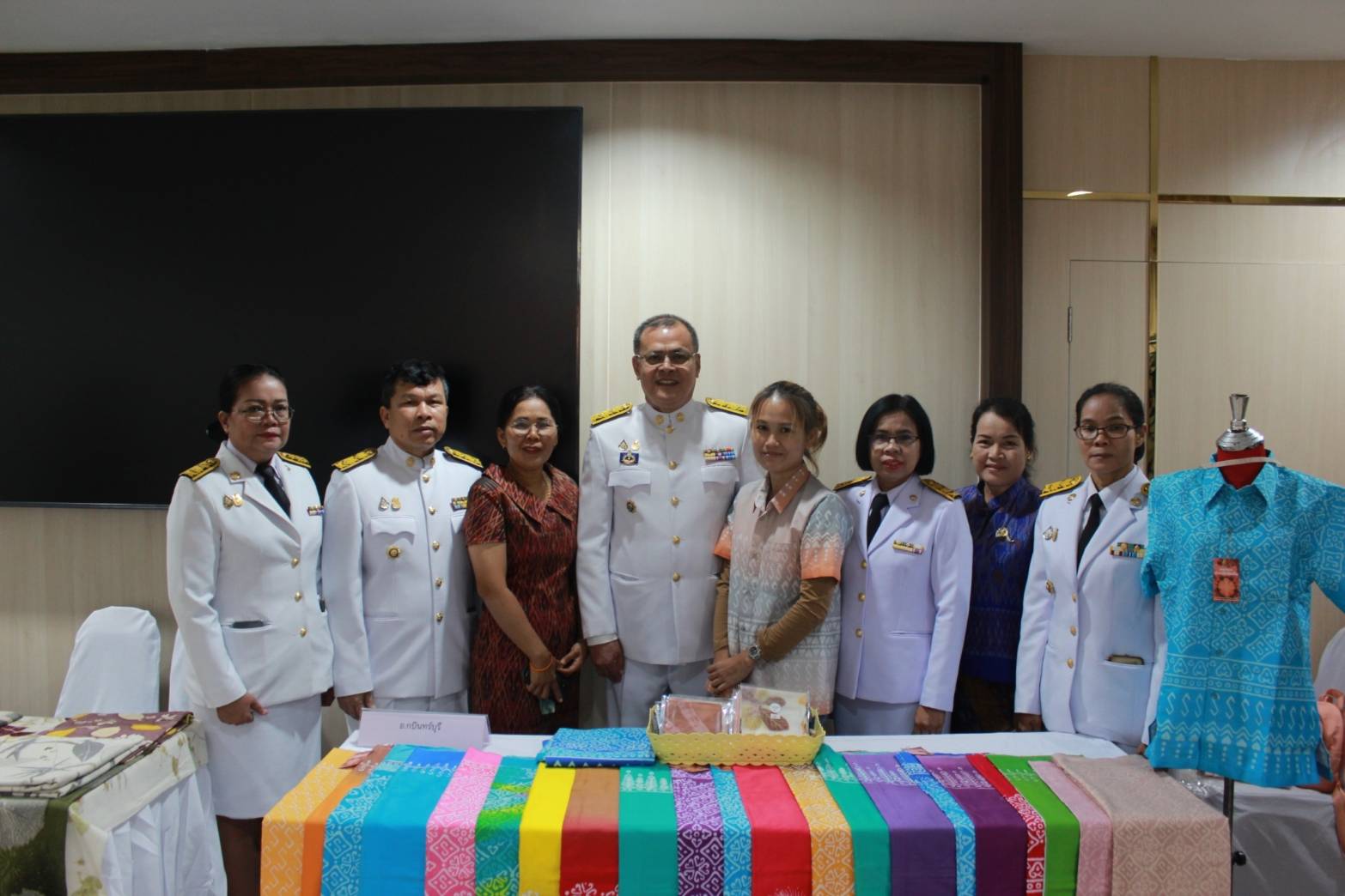 ผู้ว่าราชการจังหวัดปราจีนบุรี จัดพิธีมอบแบบลายผ้าพระราชทาน “ผ้าลายสิริวชิราภรณ์” ให้กับช่างทอผ้าทุกกลุ่ม ทุกเทคนิค เพื่อพัฒนาคุณภาพชีวิตประชาชนอย่างยั่งยืน