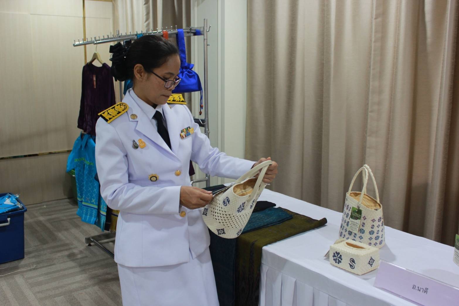 ผู้ว่าราชการจังหวัดปราจีนบุรี จัดพิธีมอบแบบลายผ้าพระราชทาน “ผ้าลายสิริวชิราภรณ์” ให้กับช่างทอผ้าทุกกลุ่ม ทุกเทคนิค เพื่อพัฒนาคุณภาพชีวิตประชาชนอย่างยั่งยืน