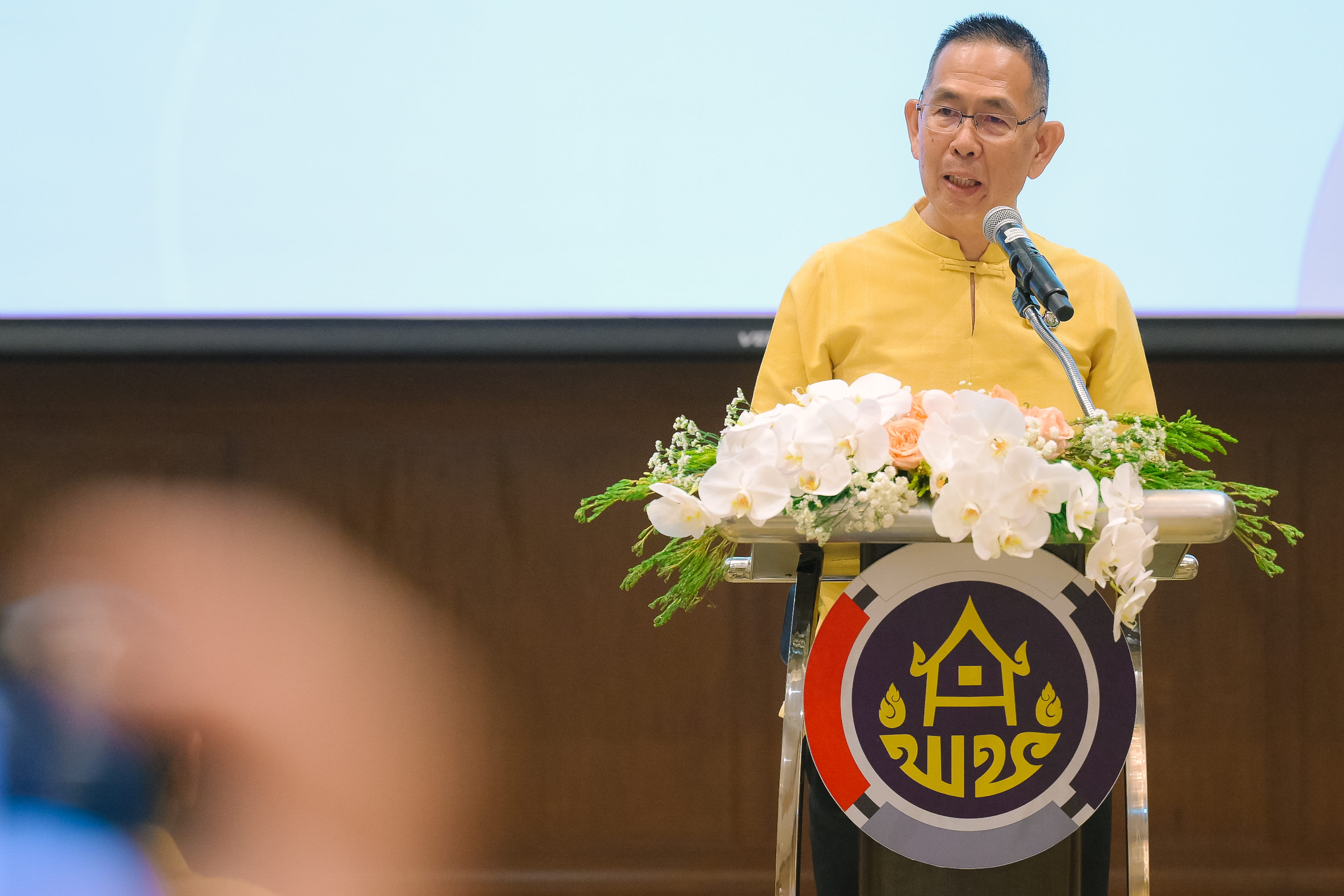 🕊📌จังหวัดปราจีนบุรี ร่วมพิธีมอบแบบลายผ้าพระราชทาน “ผ้าลายสิริวชิราภรณ์” “ผ้าลายชบาปัตตานี” และเครื่องหมายรับรองสินค้าแฟชั่นและหัตถกรรมพระราชทาน “Sustainable Fashion : แฟชั่นแห่งความยั่งยืน” ให้แก่ผู้ว่าราชการจังหวัดทุกจังหวัด เพื่อมอบให้กับช่างทอผ้า ผู้ผลิต ผู้ประกอบการ นำไปถักทอผสมผสานกับลวดลายภูมิปัญญาพื้นถิ่นตามความคิดสร้างสรรค์ สืบสานและต่อยอดภูมิปัญญาและงานหัตถศิลป์พื้นถิ่นให้ดำรงอยู่คู่กับแผ่นดินไทย
