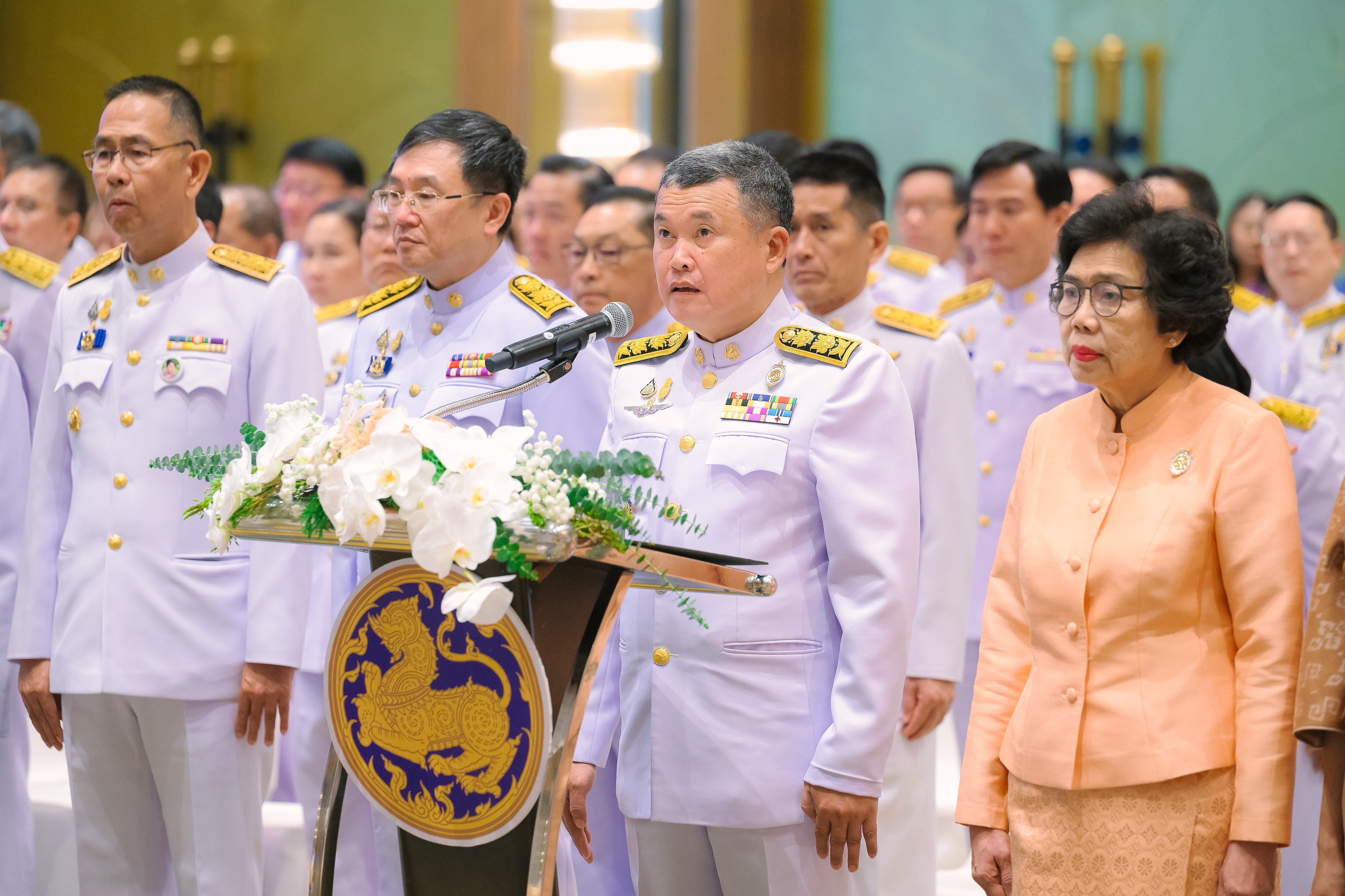 🕊📌จังหวัดปราจีนบุรี ร่วมพิธีมอบแบบลายผ้าพระราชทาน “ผ้าลายสิริวชิราภรณ์” “ผ้าลายชบาปัตตานี” และเครื่องหมายรับรองสินค้าแฟชั่นและหัตถกรรมพระราชทาน “Sustainable Fashion : แฟชั่นแห่งความยั่งยืน” ให้แก่ผู้ว่าราชการจังหวัดทุกจังหวัด เพื่อมอบให้กับช่างทอผ้า ผู้ผลิต ผู้ประกอบการ นำไปถักทอผสมผสานกับลวดลายภูมิปัญญาพื้นถิ่นตามความคิดสร้างสรรค์ สืบสานและต่อยอดภูมิปัญญาและงานหัตถศิลป์พื้นถิ่นให้ดำรงอยู่คู่กับแผ่นดินไทย