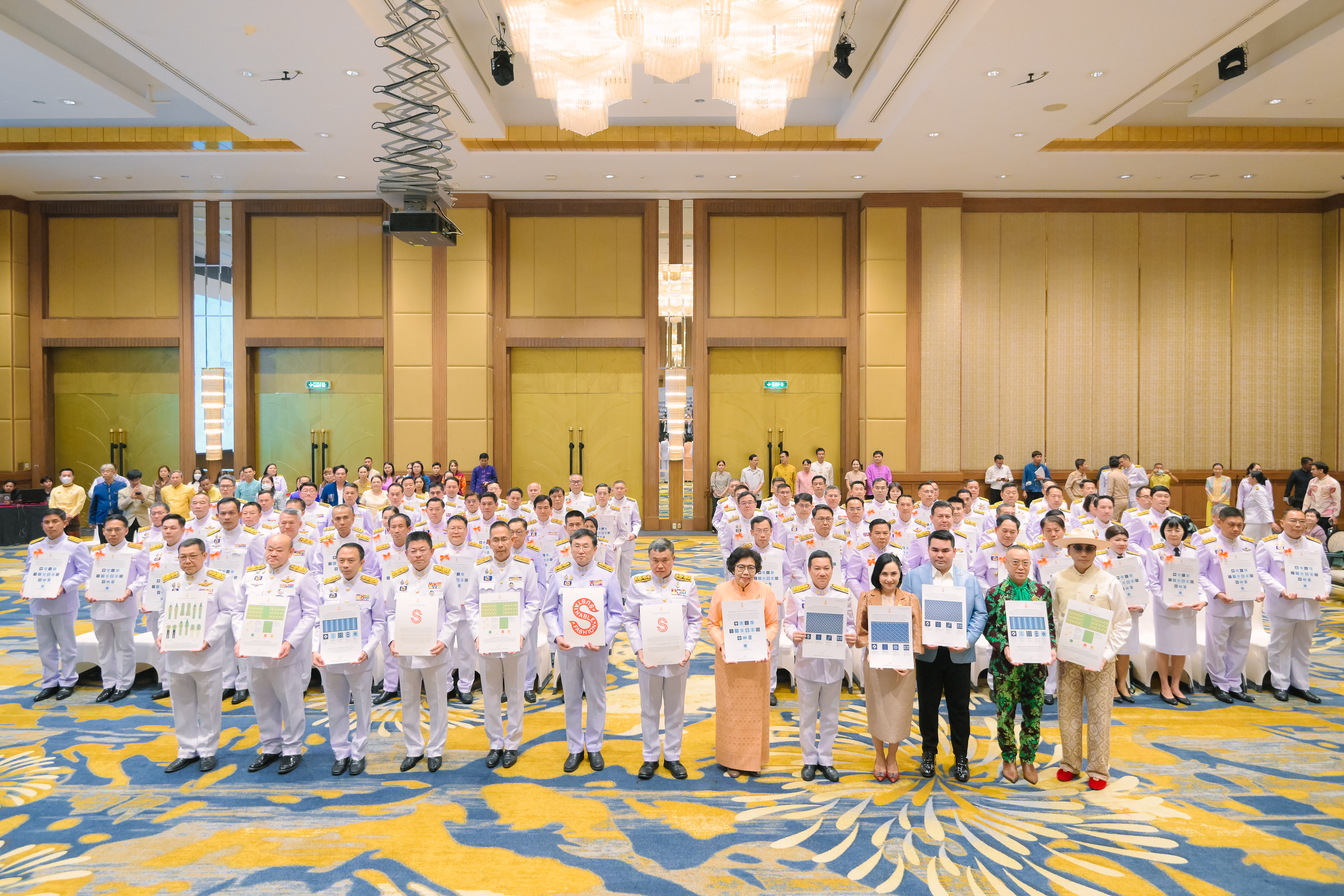 🕊📌จังหวัดปราจีนบุรี ร่วมพิธีมอบแบบลายผ้าพระราชทาน “ผ้าลายสิริวชิราภรณ์” “ผ้าลายชบาปัตตานี” และเครื่องหมายรับรองสินค้าแฟชั่นและหัตถกรรมพระราชทาน “Sustainable Fashion : แฟชั่นแห่งความยั่งยืน” ให้แก่ผู้ว่าราชการจังหวัดทุกจังหวัด เพื่อมอบให้กับช่างทอผ้า ผู้ผลิต ผู้ประกอบการ นำไปถักทอผสมผสานกับลวดลายภูมิปัญญาพื้นถิ่นตามความคิดสร้างสรรค์ สืบสานและต่อยอดภูมิปัญญาและงานหัตถศิลป์พื้นถิ่นให้ดำรงอยู่คู่กับแผ่นดินไทย