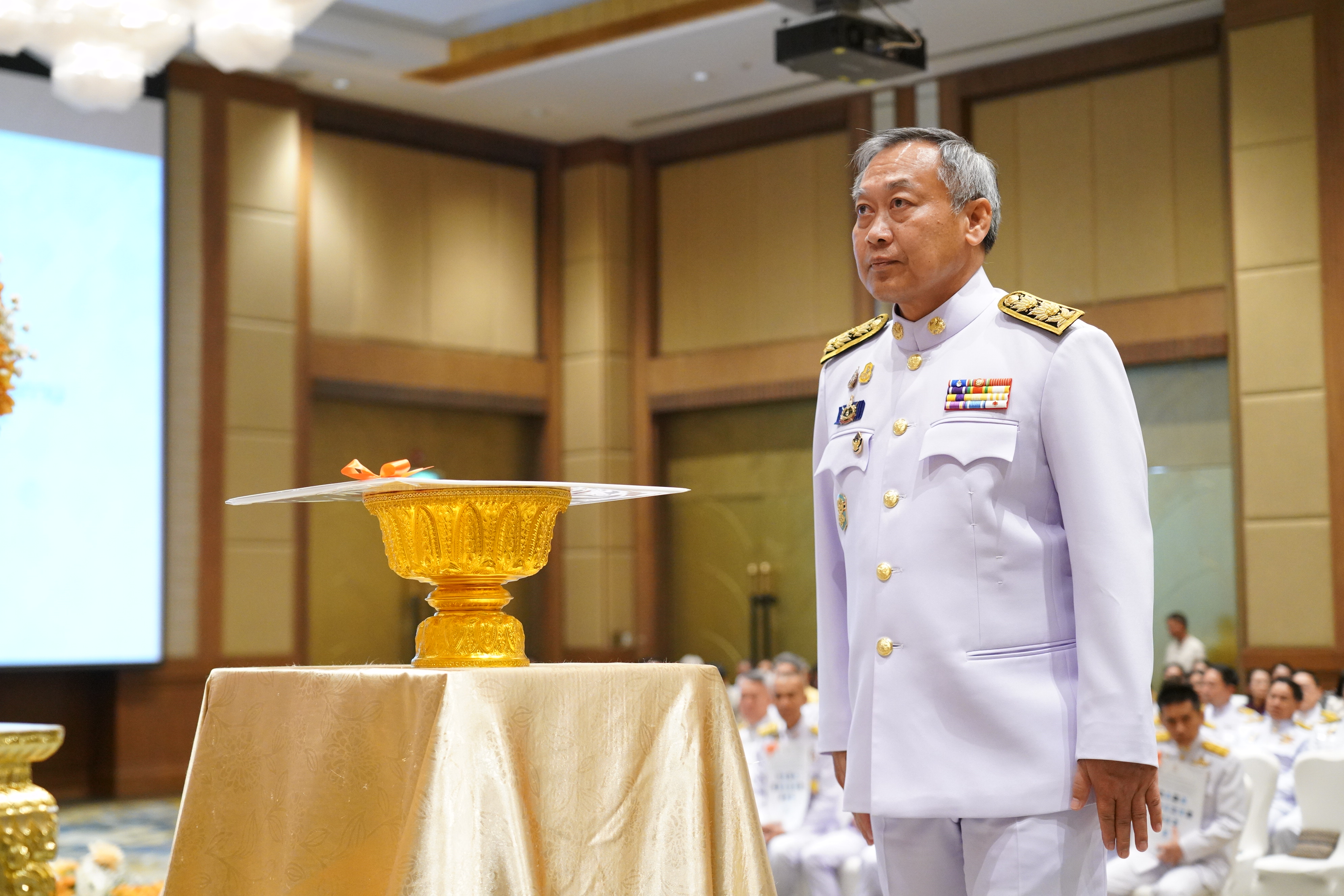 🕊📌จังหวัดปราจีนบุรี ร่วมพิธีมอบแบบลายผ้าพระราชทาน “ผ้าลายสิริวชิราภรณ์” “ผ้าลายชบาปัตตานี” และเครื่องหมายรับรองสินค้าแฟชั่นและหัตถกรรมพระราชทาน “Sustainable Fashion : แฟชั่นแห่งความยั่งยืน” ให้แก่ผู้ว่าราชการจังหวัดทุกจังหวัด เพื่อมอบให้กับช่างทอผ้า ผู้ผลิต ผู้ประกอบการ นำไปถักทอผสมผสานกับลวดลายภูมิปัญญาพื้นถิ่นตามความคิดสร้างสรรค์ สืบสานและต่อยอดภูมิปัญญาและงานหัตถศิลป์พื้นถิ่นให้ดำรงอยู่คู่กับแผ่นดินไทย