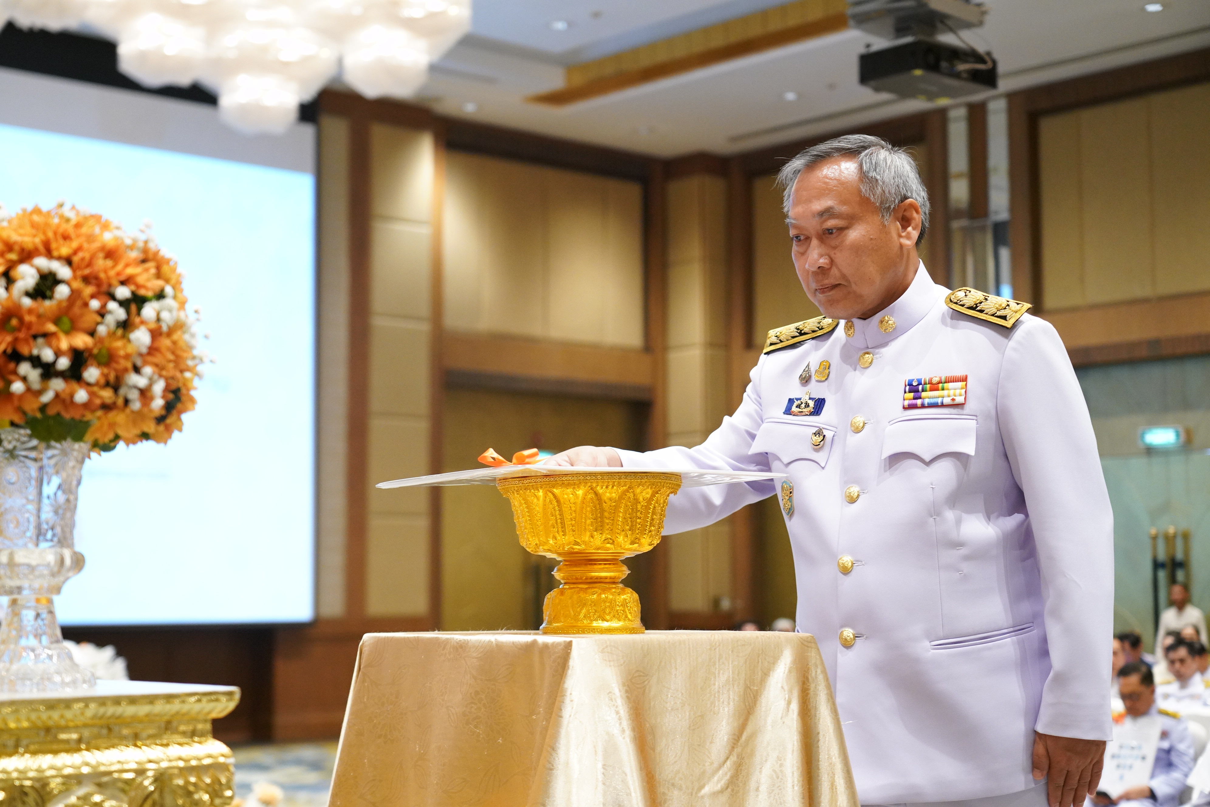 🕊📌จังหวัดปราจีนบุรี ร่วมพิธีมอบแบบลายผ้าพระราชทาน “ผ้าลายสิริวชิราภรณ์” “ผ้าลายชบาปัตตานี” และเครื่องหมายรับรองสินค้าแฟชั่นและหัตถกรรมพระราชทาน “Sustainable Fashion : แฟชั่นแห่งความยั่งยืน” ให้แก่ผู้ว่าราชการจังหวัดทุกจังหวัด เพื่อมอบให้กับช่างทอผ้า ผู้ผลิต ผู้ประกอบการ นำไปถักทอผสมผสานกับลวดลายภูมิปัญญาพื้นถิ่นตามความคิดสร้างสรรค์ สืบสานและต่อยอดภูมิปัญญาและงานหัตถศิลป์พื้นถิ่นให้ดำรงอยู่คู่กับแผ่นดินไทย