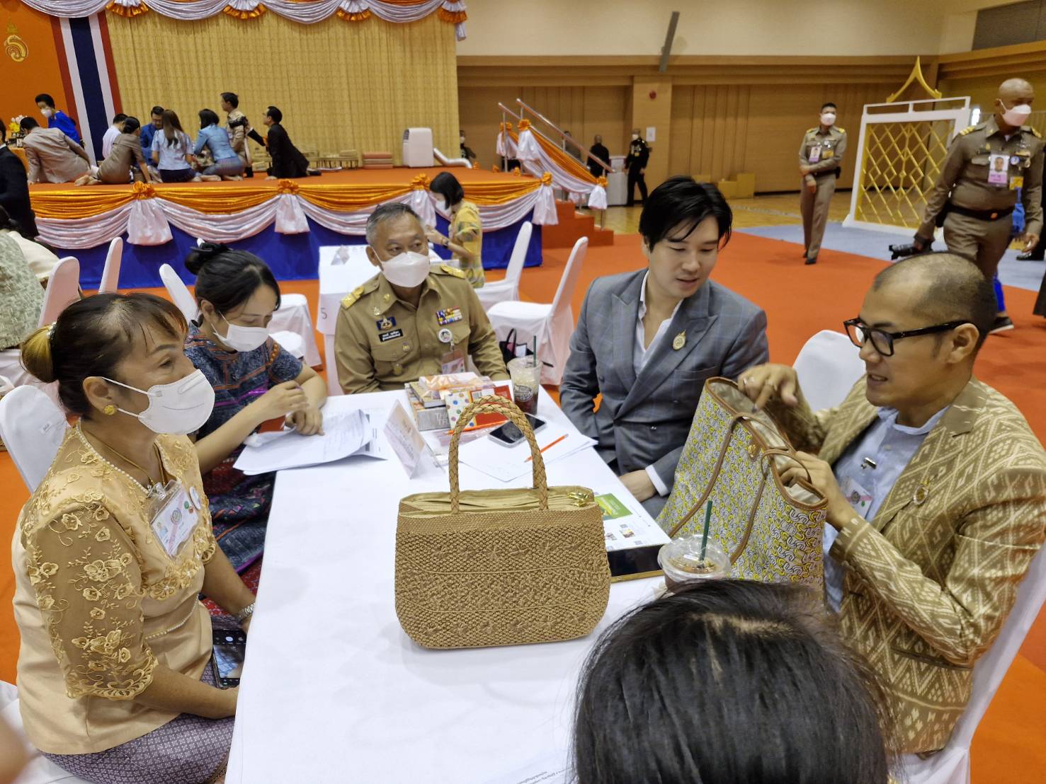 ผู้ว่าราชการจังหวัดปราจีนบุรี เฝ้าฯ รับเสด็จสมเด็จพระเจ้าลูกเธอ เจ้าฟ้าสิริวัณณวรี นารีรัตนราชกัญญา เสด็จไปทอดพระเนตรนิทรรศการและการจัดงานแสดงผลิตภัณฑ์ผ้าไทยและงานหัตถกรรมชุมชนภาคกลาง