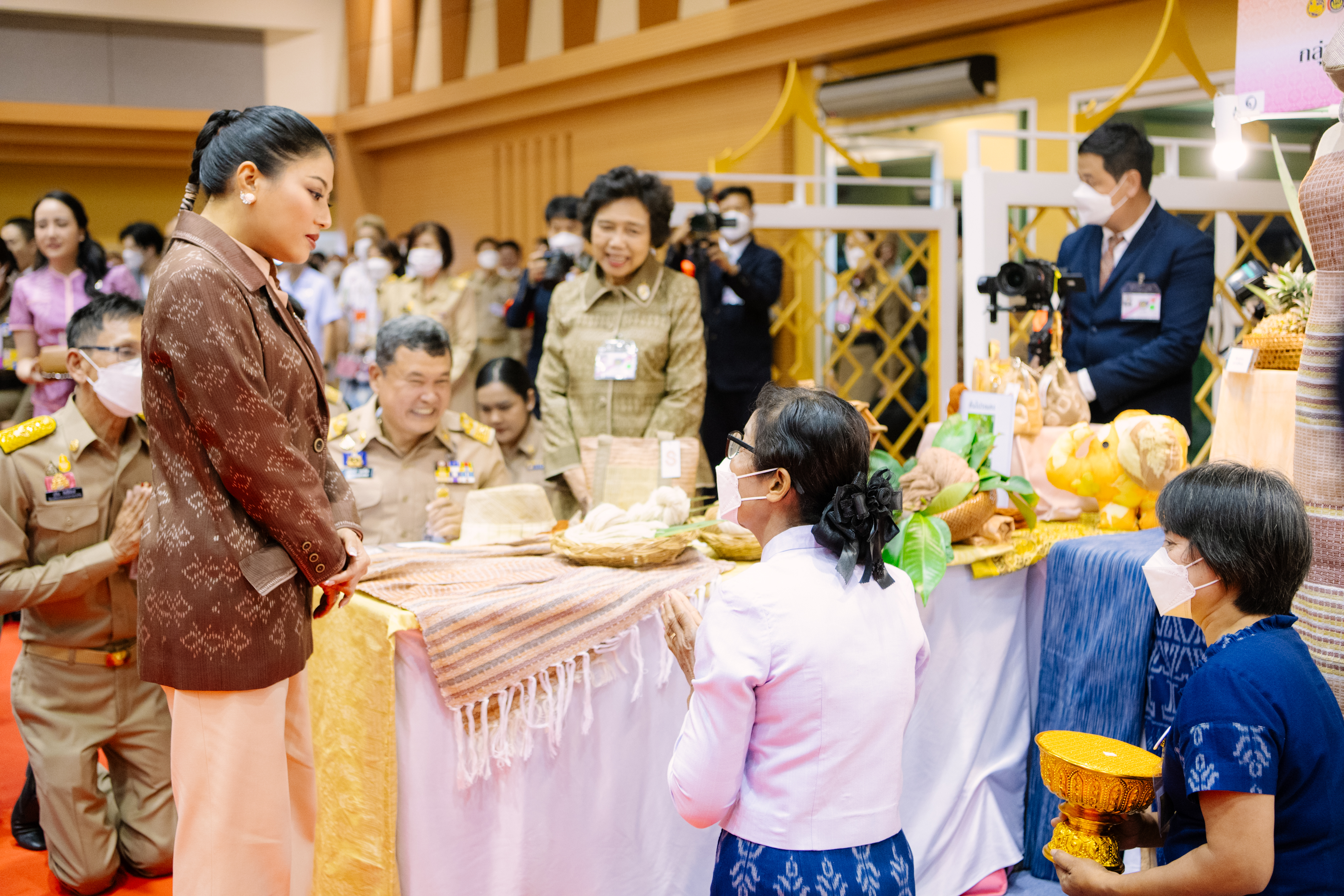 ผู้ว่าราชการจังหวัดปราจีนบุรี เฝ้าฯ รับเสด็จสมเด็จพระเจ้าลูกเธอ เจ้าฟ้าสิริวัณณวรี นารีรัตนราชกัญญา เสด็จไปทอดพระเนตรนิทรรศการและการจัดงานแสดงผลิตภัณฑ์ผ้าไทยและงานหัตถกรรมชุมชนภาคกลาง