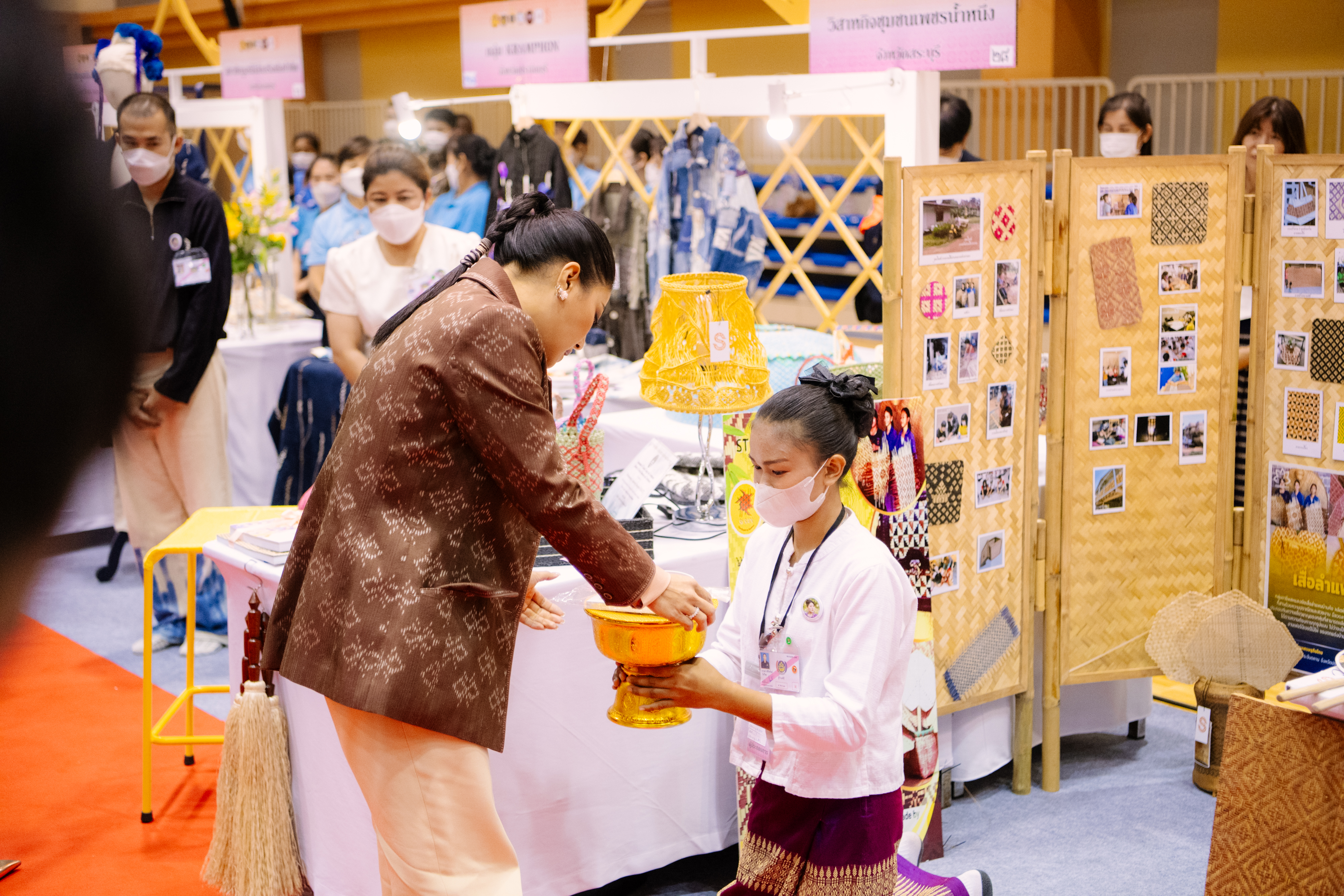 ผู้ว่าราชการจังหวัดปราจีนบุรี เฝ้าฯ รับเสด็จสมเด็จพระเจ้าลูกเธอ เจ้าฟ้าสิริวัณณวรี นารีรัตนราชกัญญา เสด็จไปทอดพระเนตรนิทรรศการและการจัดงานแสดงผลิตภัณฑ์ผ้าไทยและงานหัตถกรรมชุมชนภาคกลาง