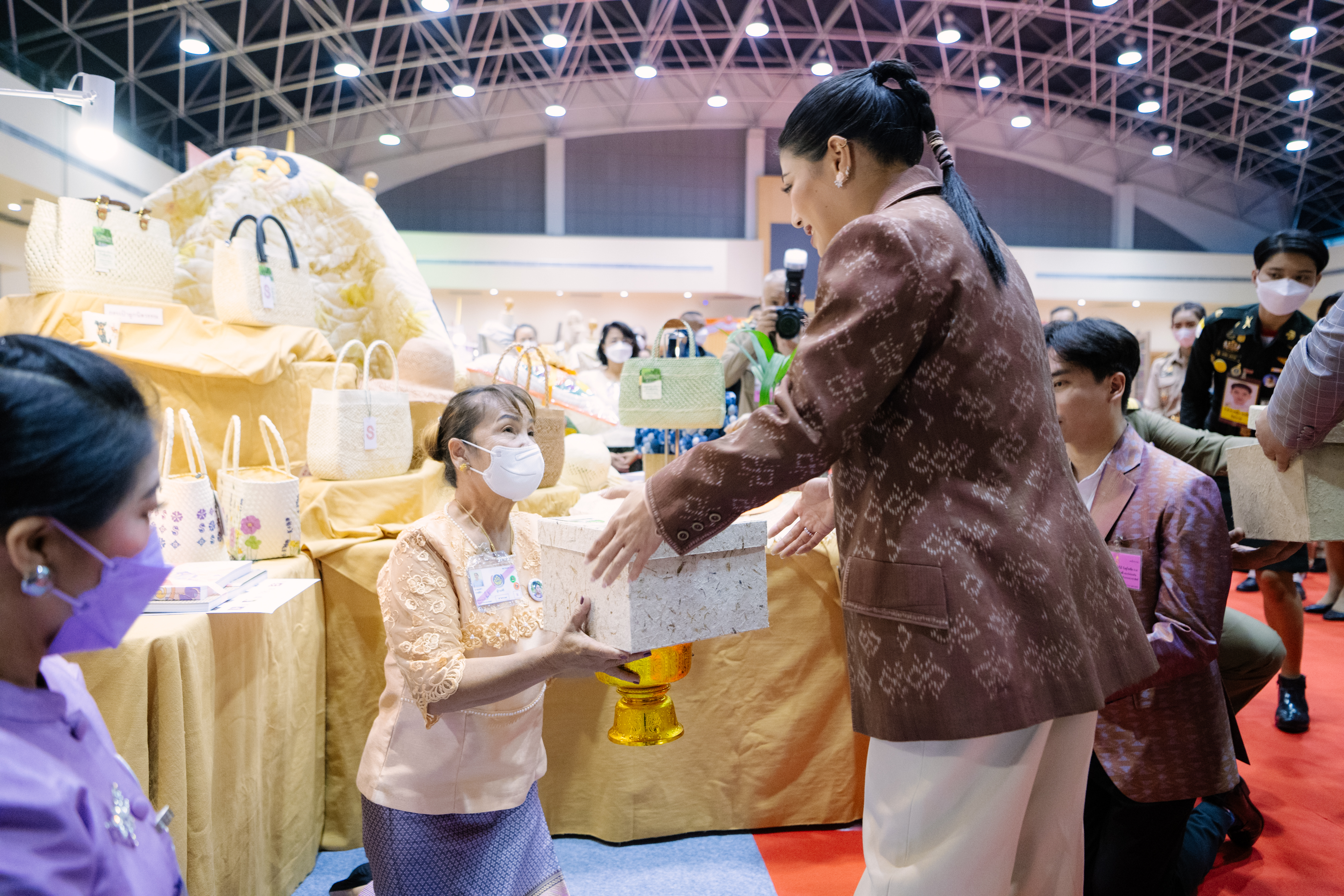 ผู้ว่าราชการจังหวัดปราจีนบุรี เฝ้าฯ รับเสด็จสมเด็จพระเจ้าลูกเธอ เจ้าฟ้าสิริวัณณวรี นารีรัตนราชกัญญา เสด็จไปทอดพระเนตรนิทรรศการและการจัดงานแสดงผลิตภัณฑ์ผ้าไทยและงานหัตถกรรมชุมชนภาคกลาง