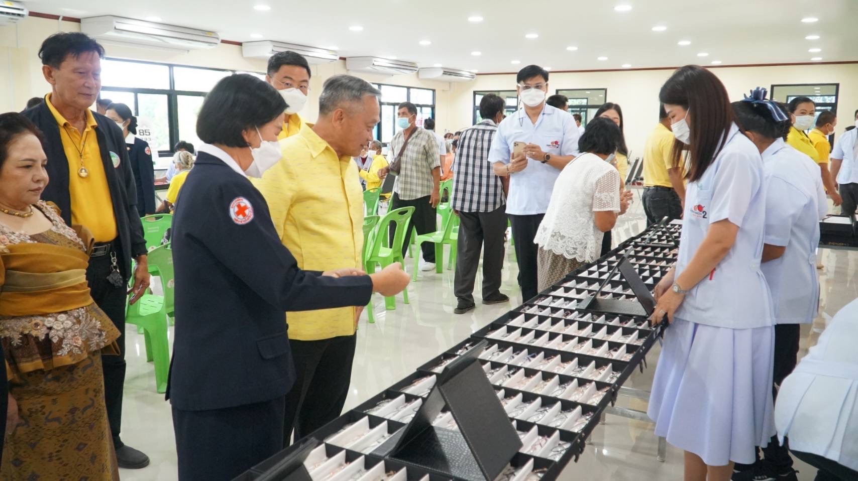 พช.ปราจีนบุรี ร่วมกิจกรรมโครงการกาชาดห่วงใย สายตาผู้สูงอายุ ประจำปี 2567 เฉลิมพระเกียรติเทิดไท้องค์ราชัน พระบาทสมเด็จพระปรเมนทรรามาธิบดีศรีสินทร มหาวชิรลงกรณ พระวชิรเกล้าเจ้าอยู่หัว เฉลิมพระชนมพรรษาครบ 6 รอบ