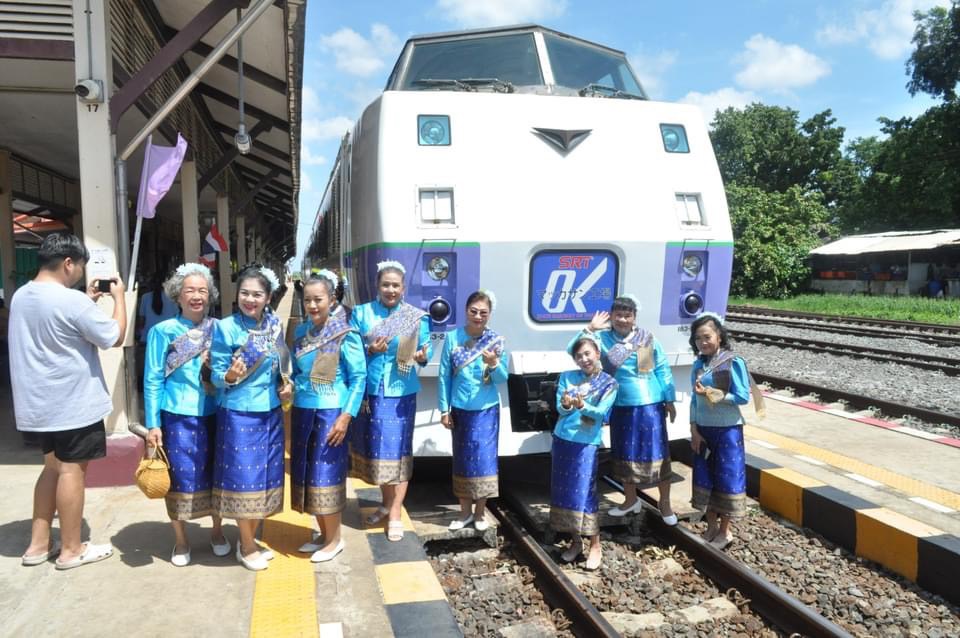 พช.ปราจีนบุรี ร่วมกิจกรรมต้อนรับนักท่องเที่ยวจากรถไฟญี่ปุ่น KIHA-183 กรุงเทพฯ- ปราจีนบุรี ในกิจกรรม “นั่ง KIHA 183 เสน่ห์ตะวันออก ปลูกป่ากาสะลอง”