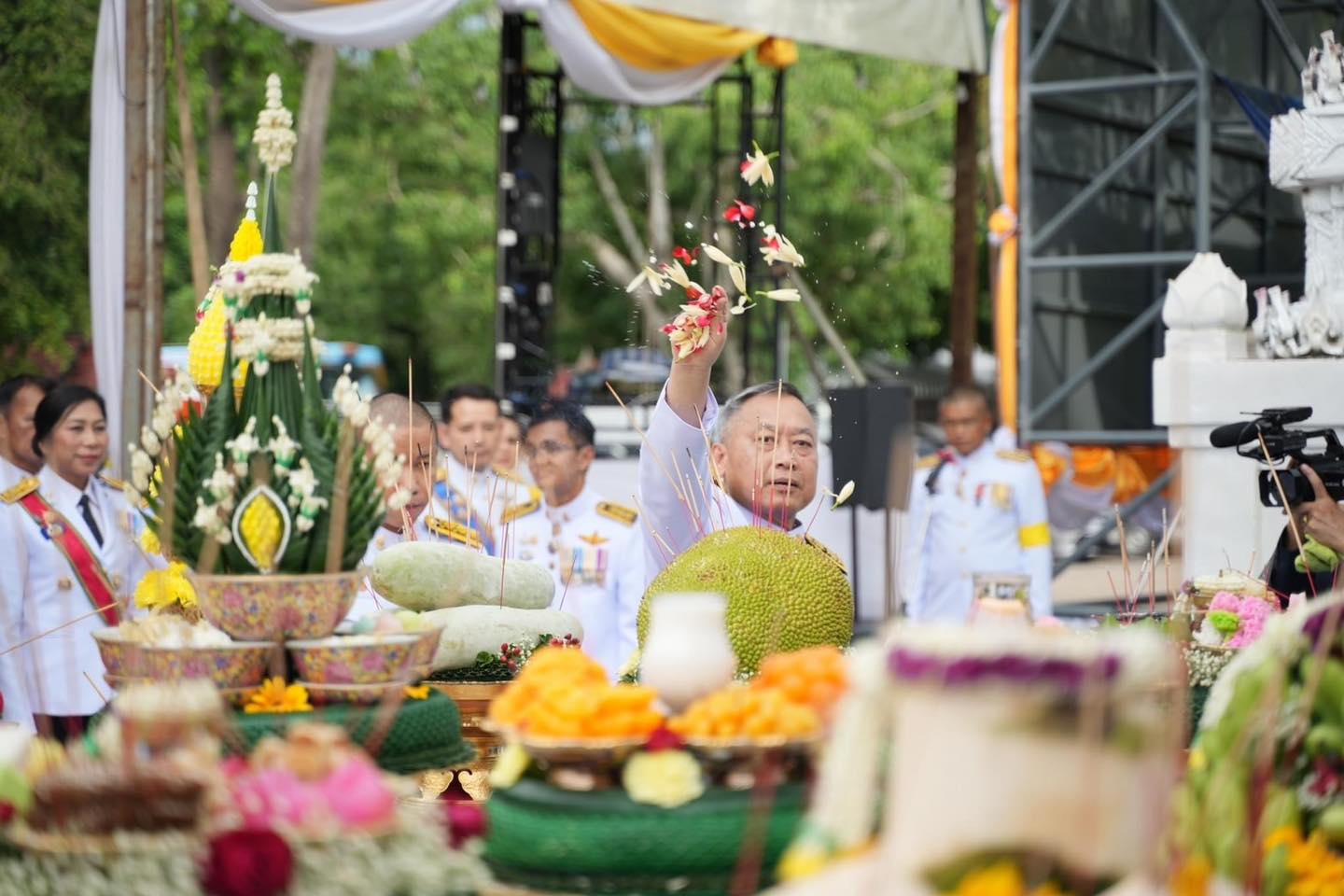 พช.ปราจีนบุรี ร่วมพิธีเสกน้ำพระพุทธมนต์ศักดิ์สิทธิ์ เพื่อใช้ในงานเฉลิมพระเกียรติพระบาทสมเด็จพระเจ้าอยู่หัว เนื่องในโอกาสพระราชพิธีมหามงคลเฉลิมพระชนมพรรษา 6 รอบ 28 กรกฎาคม 2567