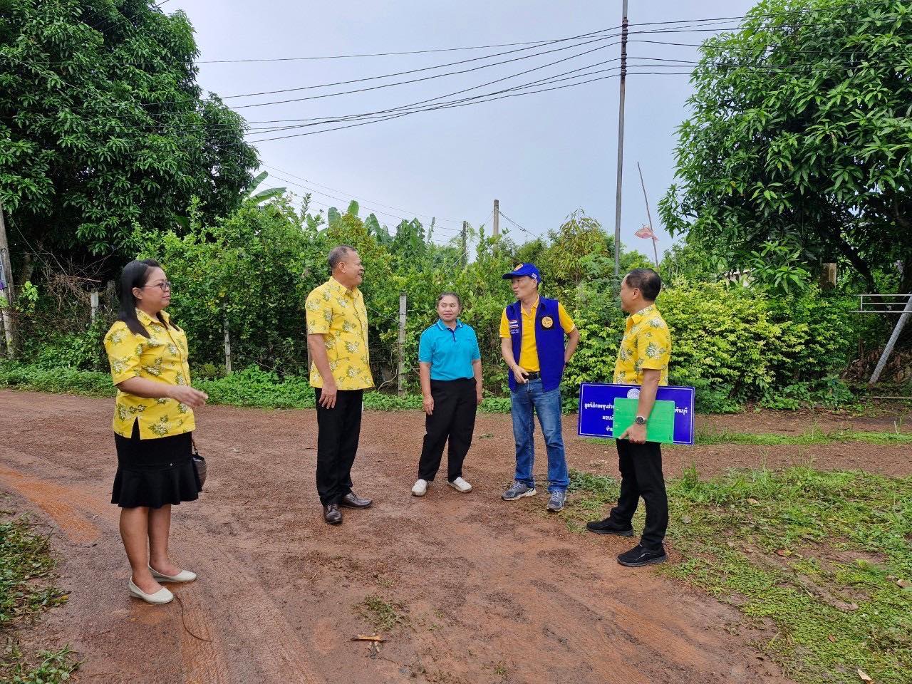 พัฒนาการจังหวัดปราจีนบุรี นำทีมให้กำลังใจครอบครัว คุณสมหมาย นารอด นักวิชาการพัฒนากองทุนชำนาญการ สำนักงานกองทุนหมู่บ้านและชุมชนเมืองแห่งชาติ (สทบ.) สาขา 11 ที่ประสบอัคคีภัย