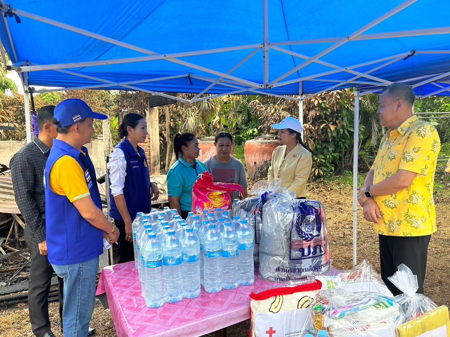 พัฒนาการจังหวัดปราจีนบุรี นำทีมให้กำลังใจครอบครัว คุณสมหมาย นารอด นักวิชาการพัฒนากองทุนชำนาญการ สำนักงานกองทุนหมู่บ้านและชุมชนเมืองแห่งชาติ (สทบ.) สาขา 11 ที่ประสบอัคคีภัย