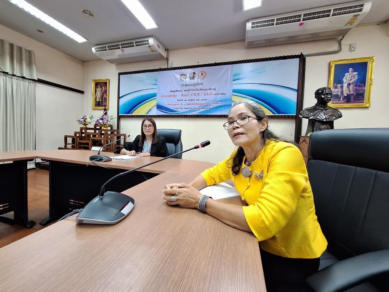 พช.ปราจีนบุรี จัดประชุมกิจกรรมที่ 2 พัฒนาผลิตภัณฑ์ OTOP โดยเครือข่ายองค์ความรู้ (Knowledge – Based OTOP : KBO) จังหวัด