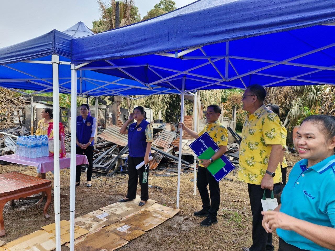 พัฒนาการจังหวัดปราจีนบุรี นำทีมให้กำลังใจครอบครัว คุณสมหมาย นารอด นักวิชาการพัฒนากองทุนชำนาญการ สำนักงานกองทุนหมู่บ้านและชุมชนเมืองแห่งชาติ (สทบ.) สาขา 11 ที่ประสบอัคคีภัย