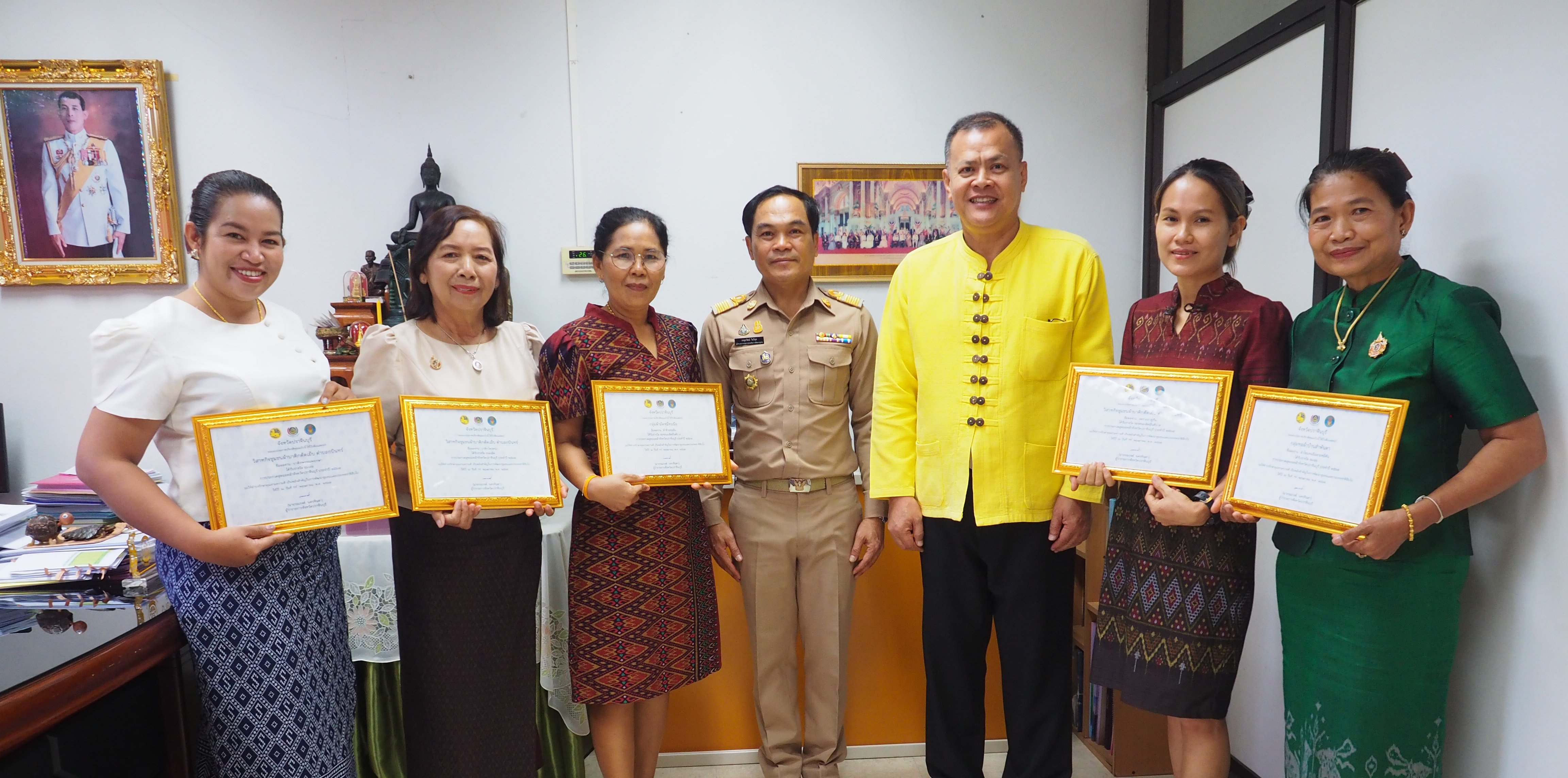 ผู้ว่าฯ ปราจีนบุรี มอบเกียรติบัตรการประกวดสุดยอดผ้าจังหวัดปราจีนบุรี 2567