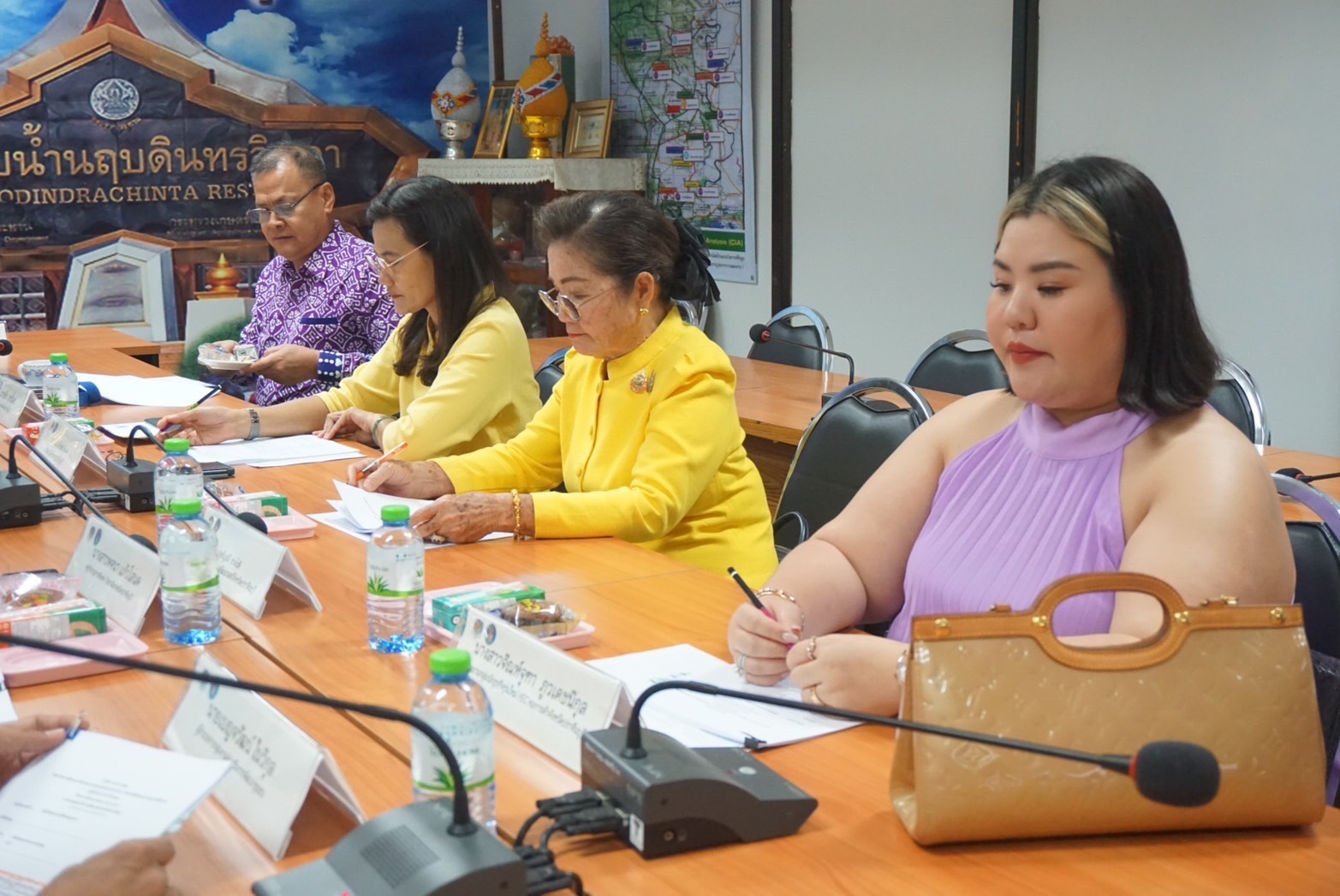 จังหวัดปราจีนบุรี พิจารณากลั่นกรองการประกวดผ้าลายพระราชทาน “ผ้าลายสิริวชิราภรณ์ ประจำปี 2567”