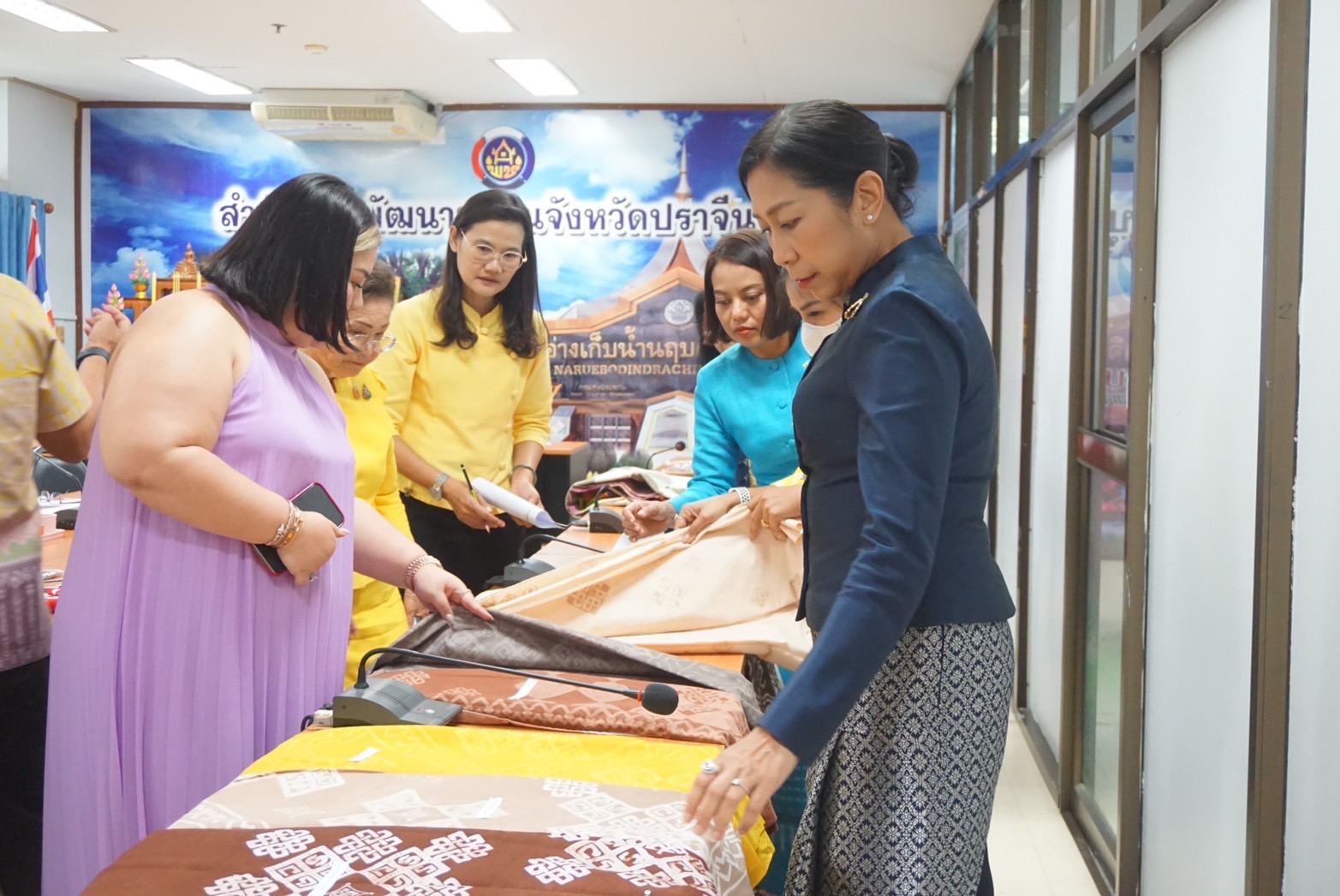 จังหวัดปราจีนบุรี พิจารณากลั่นกรองการประกวดผ้าลายพระราชทาน “ผ้าลายสิริวชิราภรณ์ ประจำปี 2567”