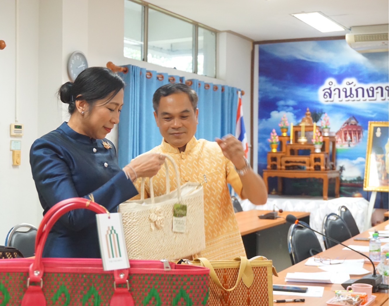 จังหวัดปราจีนบุรี พิจารณากลั่นกรองการประกวดผ้าลายพระราชทาน “ผ้าลายสิริวชิราภรณ์ ประจำปี 2567”