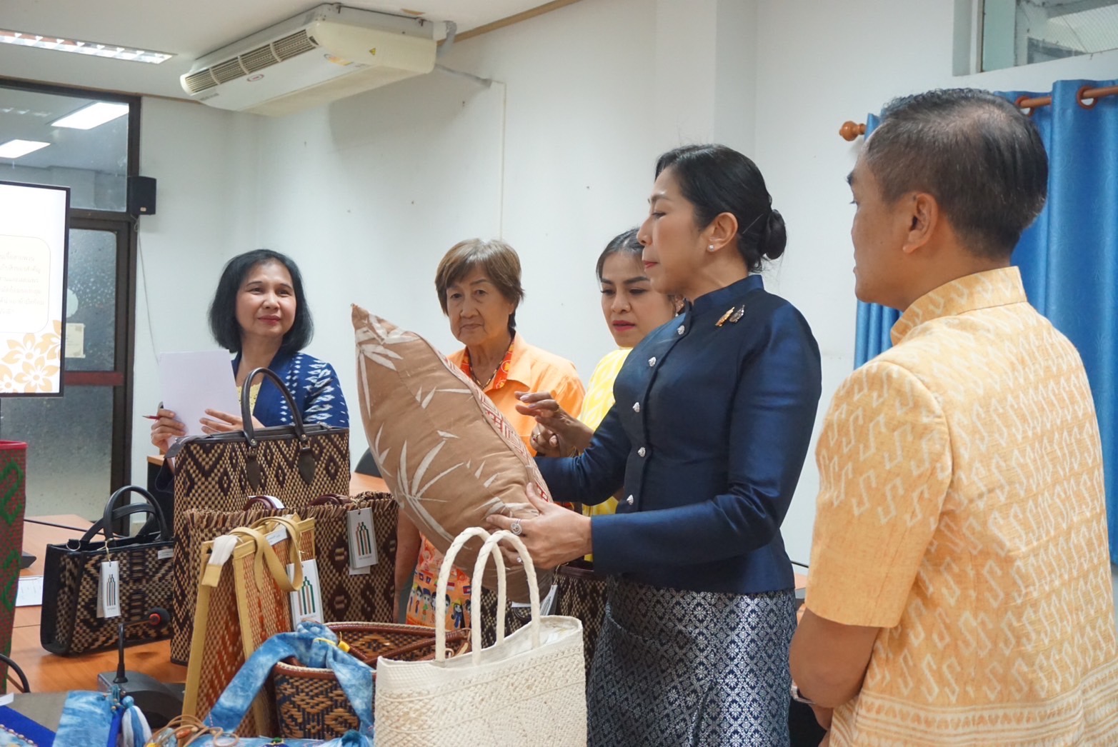 จังหวัดปราจีนบุรี พิจารณากลั่นกรองการประกวดผ้าลายพระราชทาน “ผ้าลายสิริวชิราภรณ์ ประจำปี 2567”