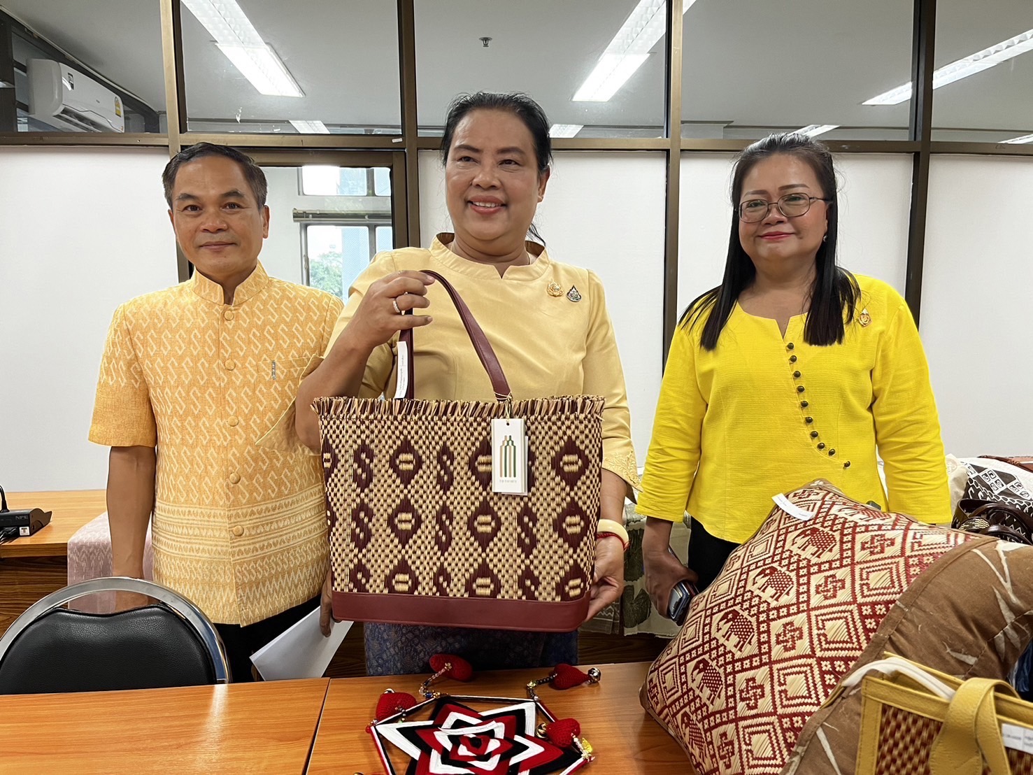 จังหวัดปราจีนบุรี พิจารณากลั่นกรองการประกวดผ้าลายพระราชทาน “ผ้าลายสิริวชิราภรณ์ ประจำปี 2567”