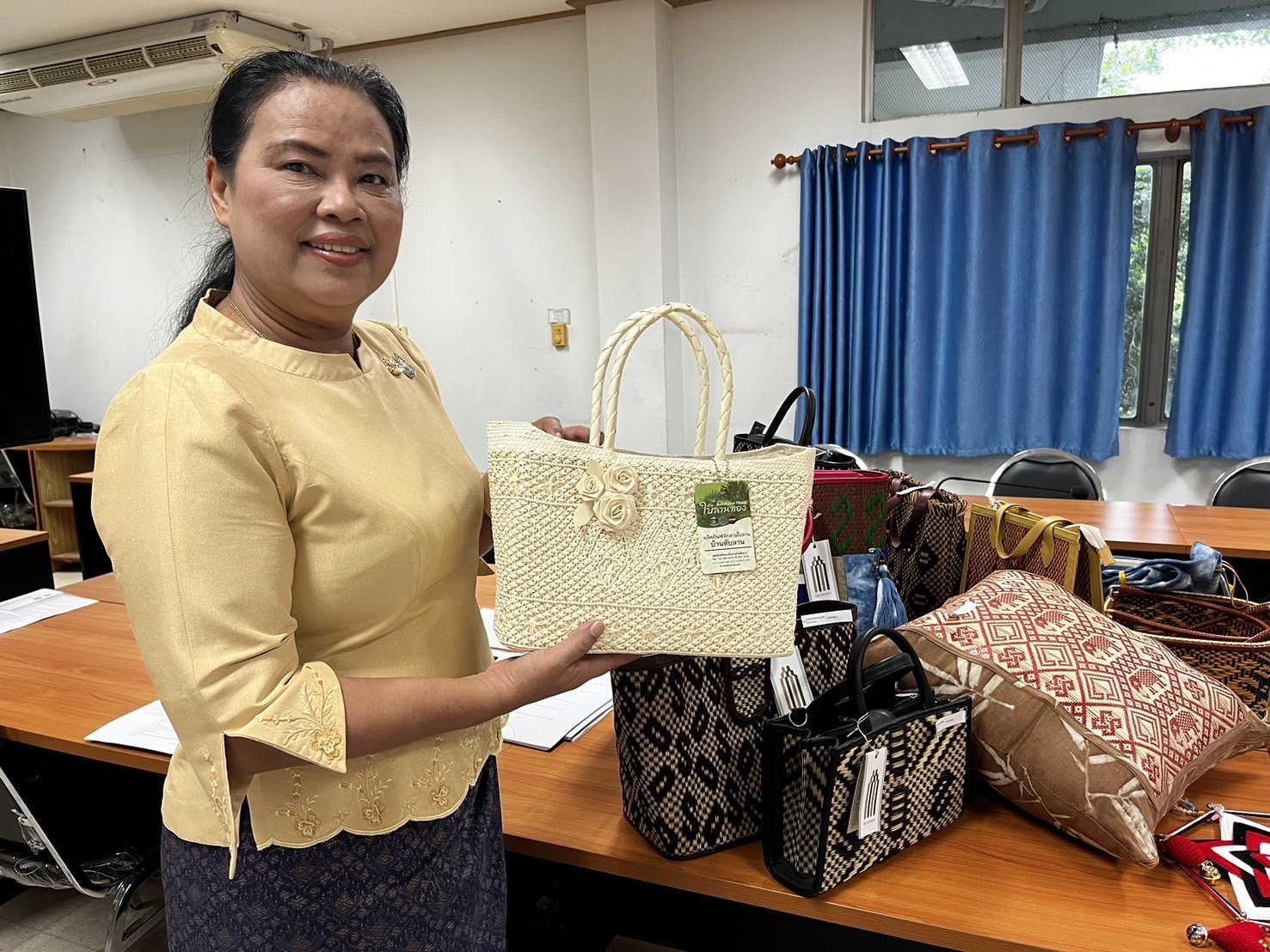 จังหวัดปราจีนบุรี พิจารณากลั่นกรองการประกวดผ้าลายพระราชทาน “ผ้าลายสิริวชิราภรณ์ ประจำปี 2567”