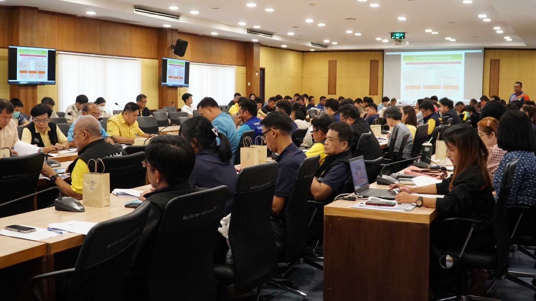 พช.ปราจีนบุรี เข้าร่วมประชุมเตรียมการป้องกันและแก้ไขปัญหาไฟป่า หมอกควันและฝุ่น PM 2.5