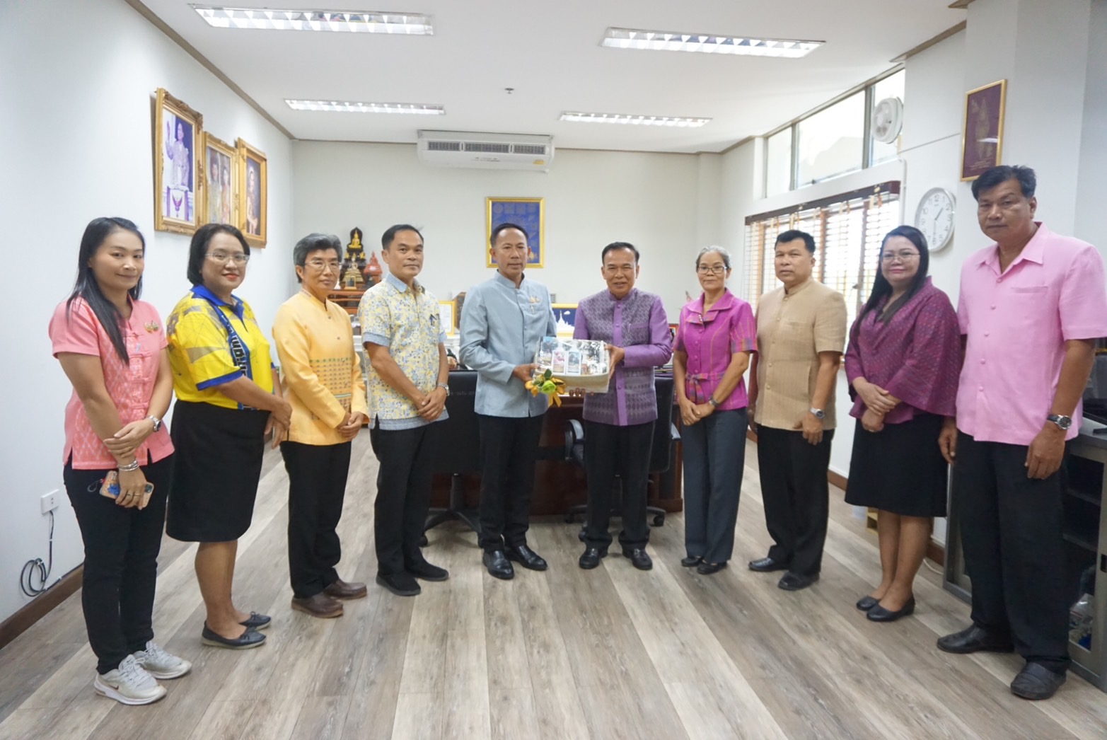 “พจ.ปราจีนบุรี นำทีมเจ้าหน้าที่พัฒนาชุมชนจังหวัดปราจีนบุรี ร่วมสวัสดีปีใหม่และขอพรปีใหม่ท่านผู้ว่าราชการจังหวัดปราจีนบุรีและท่านรองผู้ว่าราชการจังหวัดปราจีนบุรี”