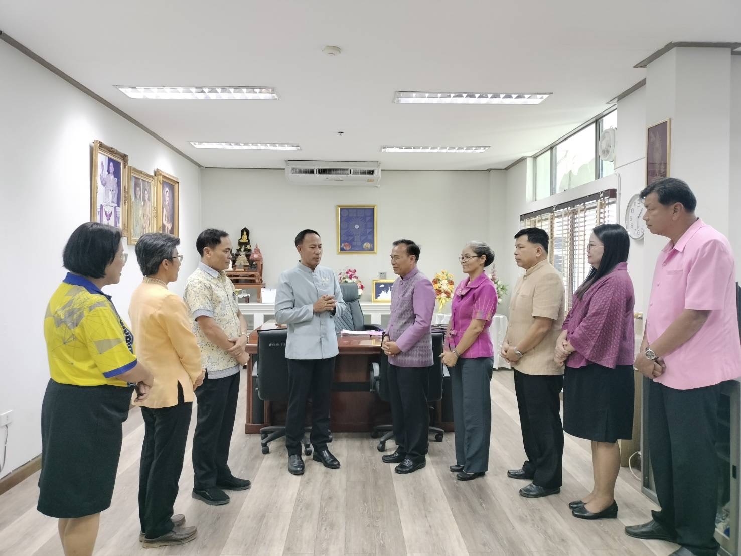 “พจ.ปราจีนบุรี นำทีมเจ้าหน้าที่พัฒนาชุมชนจังหวัดปราจีนบุรี ร่วมสวัสดีปีใหม่และขอพรปีใหม่ท่านผู้ว่าราชการจังหวัดปราจีนบุรีและท่านรองผู้ว่าราชการจังหวัดปราจีนบุรี”