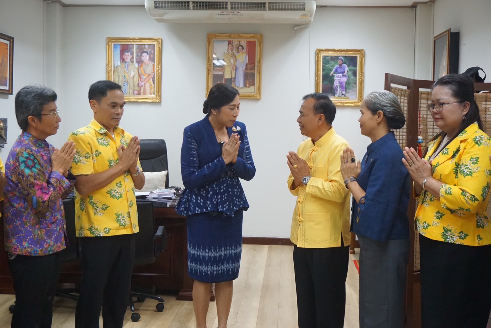 “พจ.ปราจีนบุรี นำทีมเจ้าหน้าที่พัฒนาชุมชนจังหวัดปราจีนบุรี ร่วมสวัสดีปีใหม่และขอพรปีใหม่ท่านรองผู้ว่าราชการจังหวัดปราจีนบุรี”