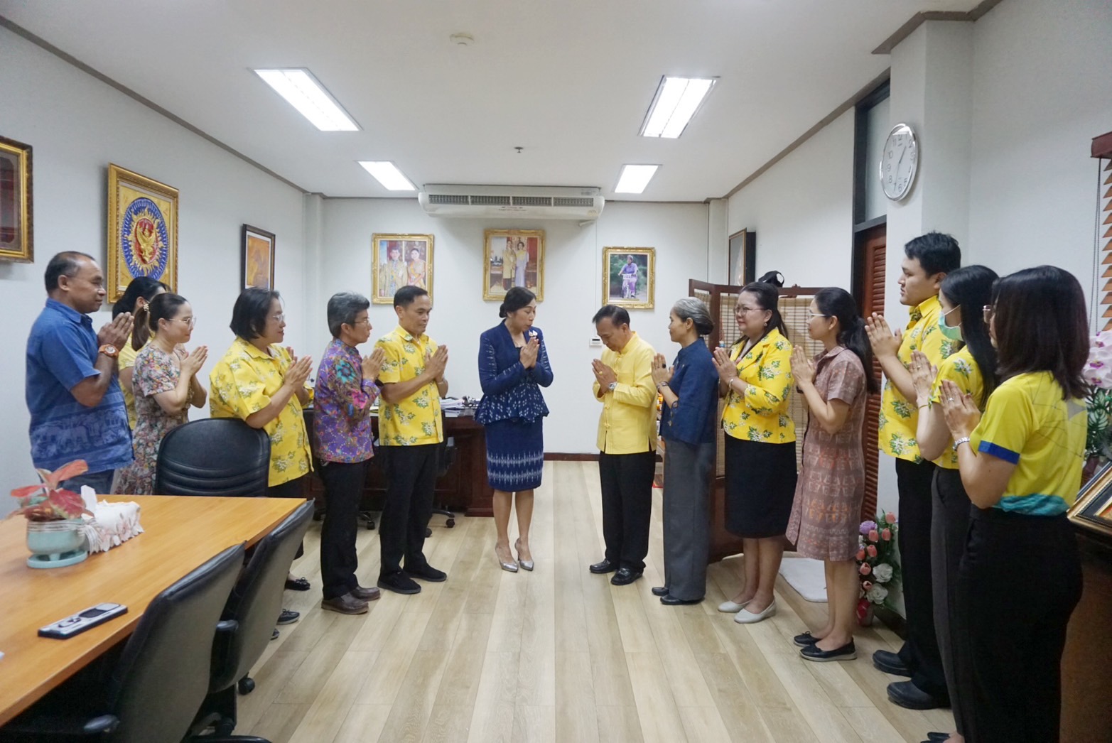 “พจ.ปราจีนบุรี นำทีมเจ้าหน้าที่พัฒนาชุมชนจังหวัดปราจีนบุรี ร่วมสวัสดีปีใหม่และขอพรปีใหม่ท่านรองผู้ว่าราชการจังหวัดปราจีนบุรี”