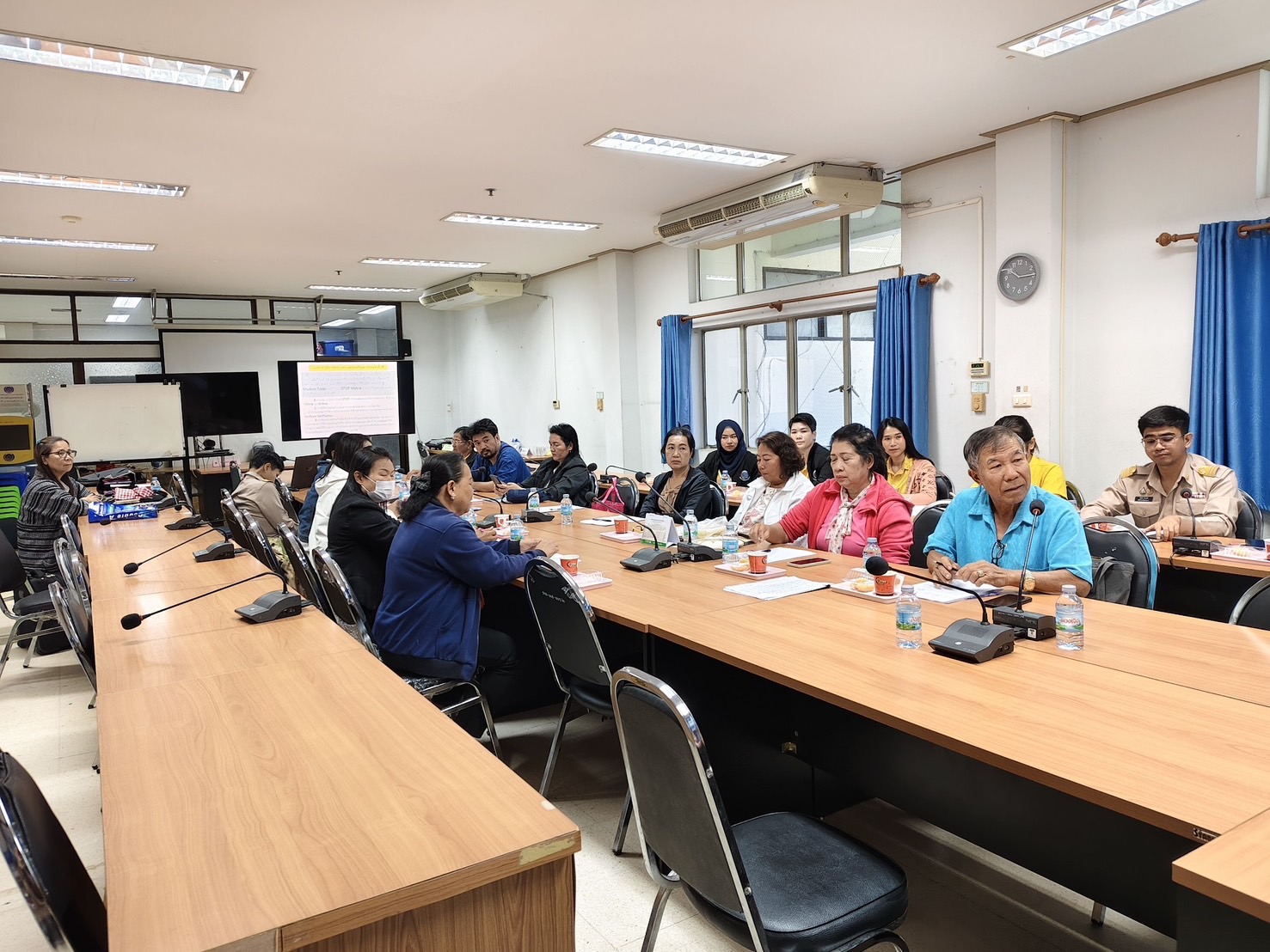พช.ปราจีนบุรี จัดประชุมโครงการตลาดนัดคนไทยยิ้มได้ กิจกรรมประชุมเชิงปฏิบัติการตลาดนัดคนไทยยิ้มได้