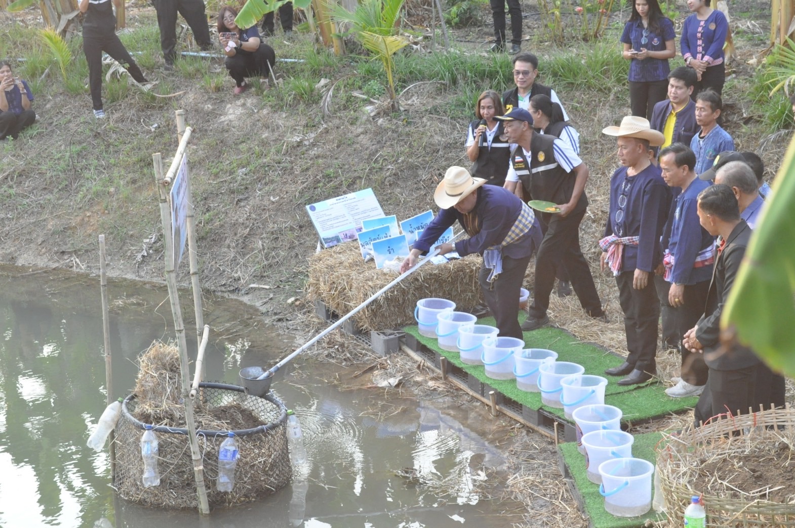 ท่านผู้ว่าราชการจังหวัดปราจีนบุรี เป็นประธานในพิธีแถลงข่าวแก้ไขปัญหาฝุ่น PM2.5 ร่วมกับหน่วยงานสังกัดกระทรวงเกษตรและสหกรณ์ และเครือข่ายโคก หนอง นา จังหวัดปราจีนบุรี อย่างยั่งยืน