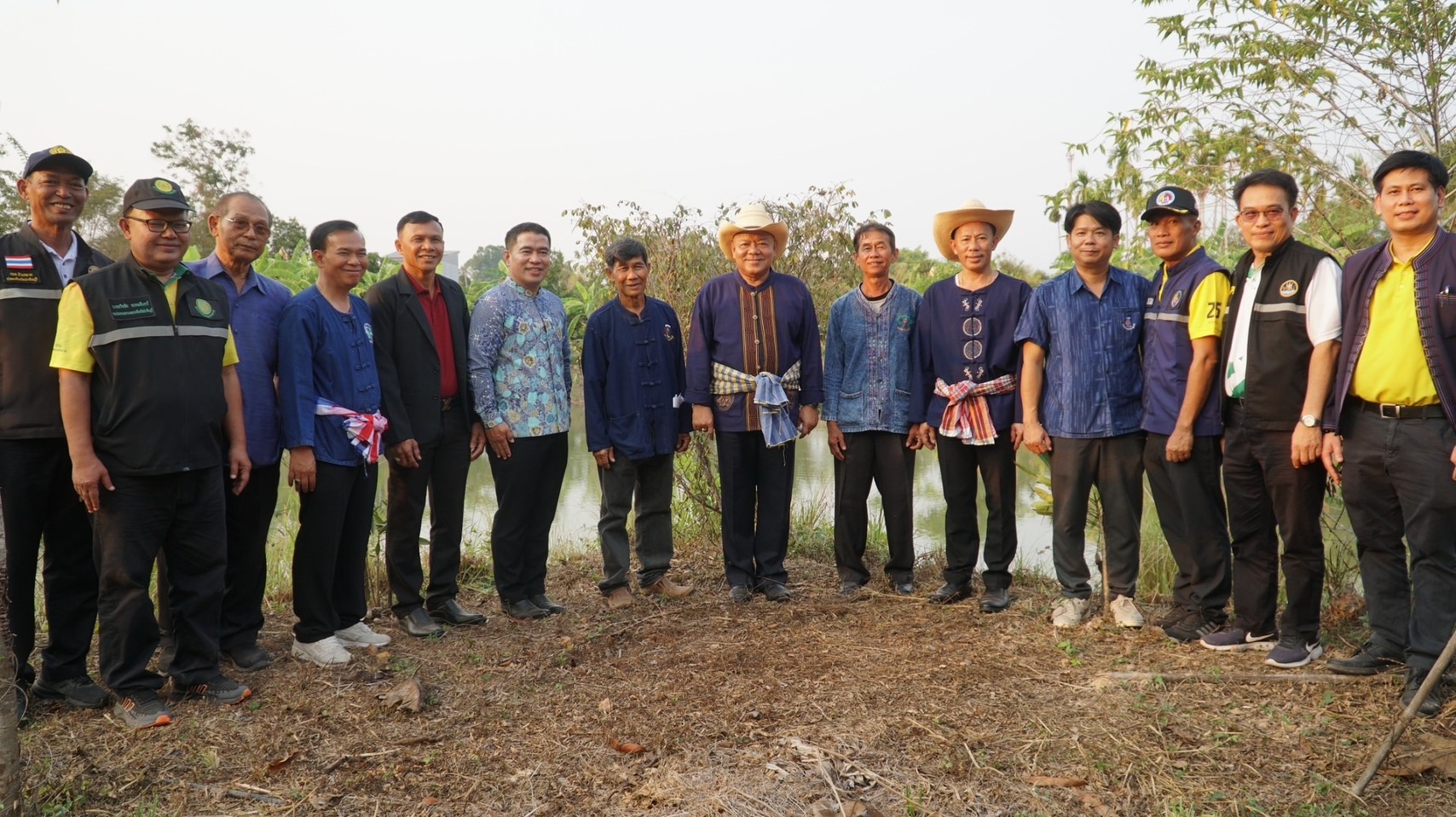 ท่านผู้ว่าราชการจังหวัดปราจีนบุรี เป็นประธานในพิธีแถลงข่าวแก้ไขปัญหาฝุ่น PM2.5 ร่วมกับหน่วยงานสังกัดกระทรวงเกษตรและสหกรณ์ และเครือข่ายโคก หนอง นา จังหวัดปราจีนบุรี อย่างยั่งยืน
