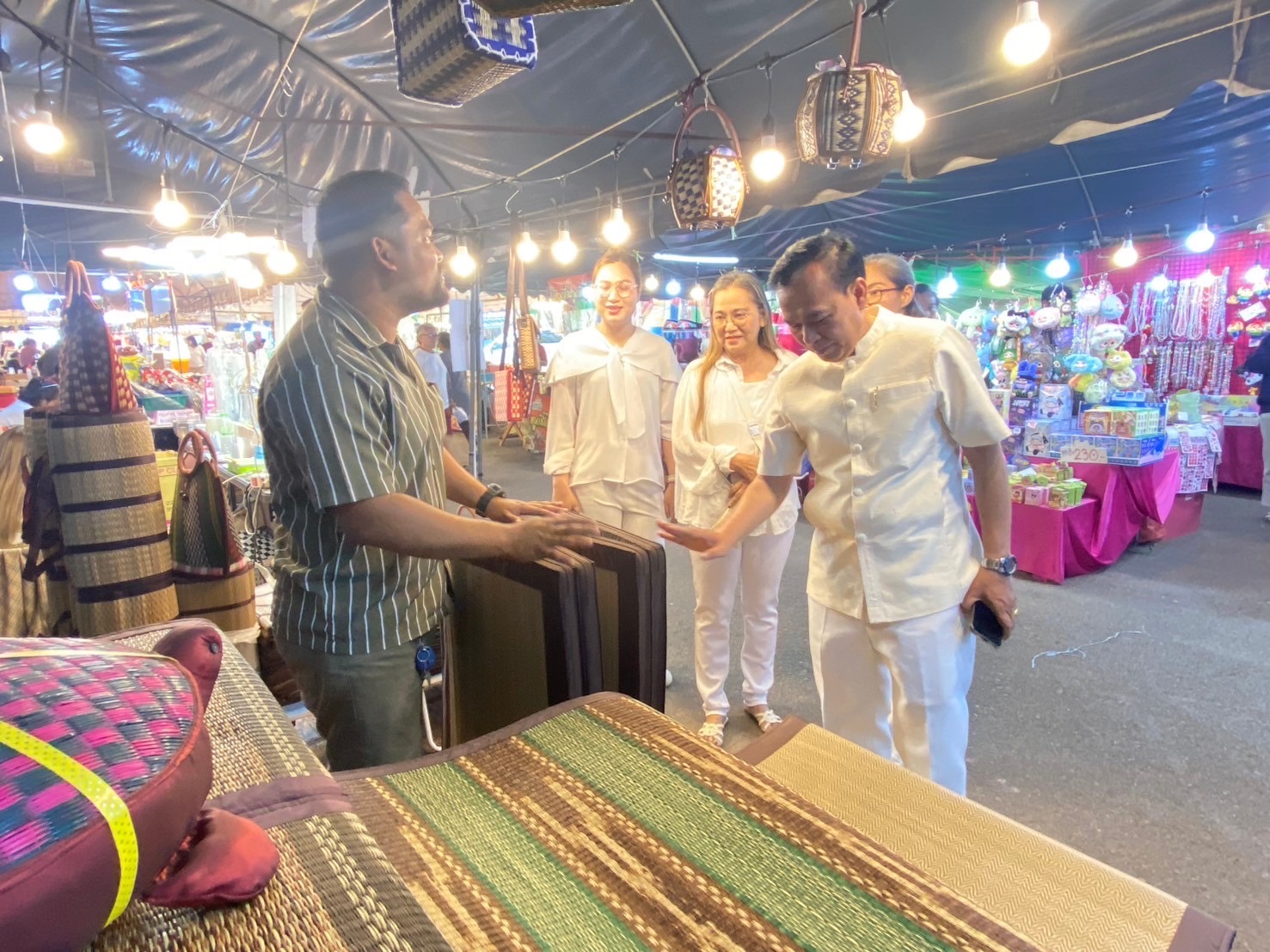 พจ.ปราจีนบุรี ร่วมพิธีเวียนเทียนสักการะรอยพระพุทธบาทคู่  ในวันมาฆบูชา วันสำคัญทางพระพุทธศาสนา เทศกาลมาฆปูรมีศรีปราจีน ครั้งที่ 39