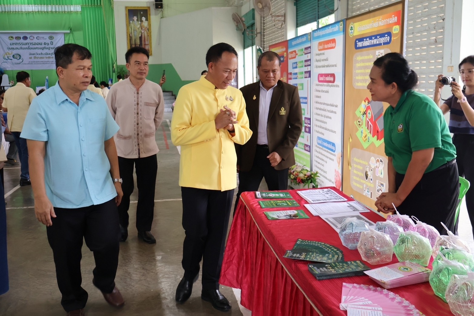 รองผู้ว่าราชการจังหวัดปราจีนบุรี เป็นประธานในพิธีเปิดโครงการเสริมสร้างศักยภาพกองทุนชุมชนเพื่อการเข้าถึงแหล่งทุนของประชาชนในชุมชน กิจกรรม มหกรรมการออม 51 ปี ทุนชุมชนขับเคลื่อนเศรษฐกิจฐานราก